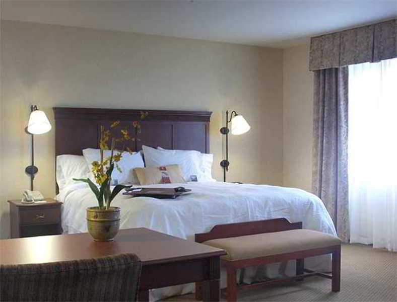 Hampton Inn & Suites Берлингтон Номер фото